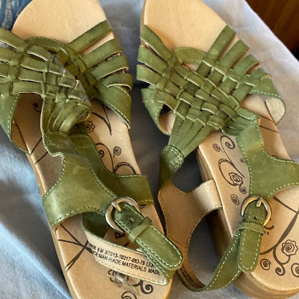 Bare Traps sandals in green New no tags Size 8